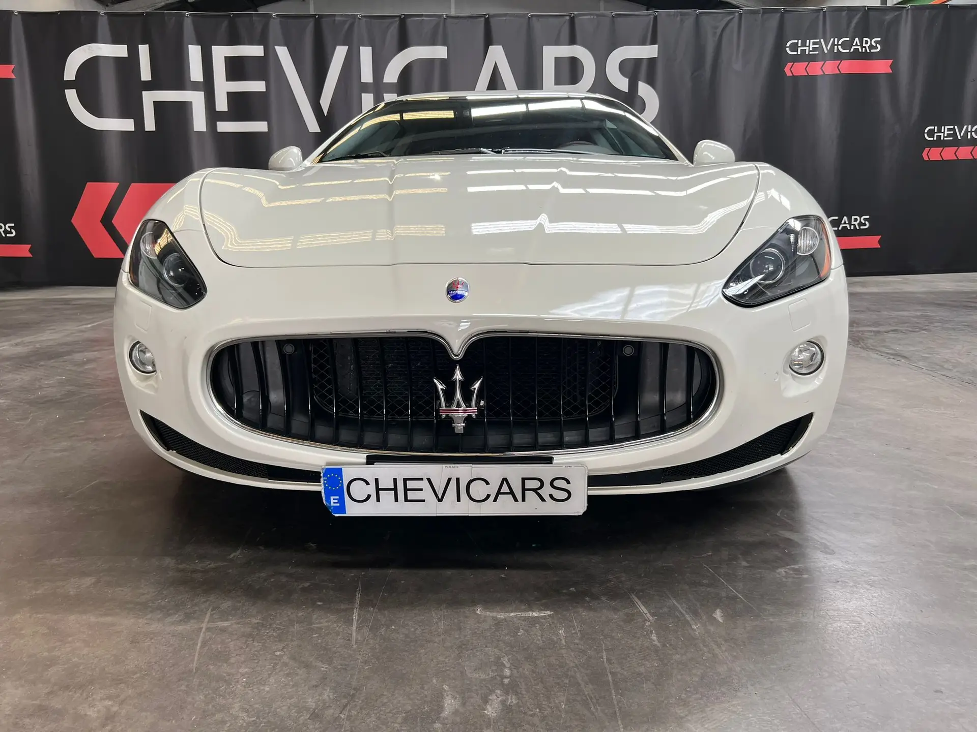 Maserati blanco en concesionario Chevicars Valencia