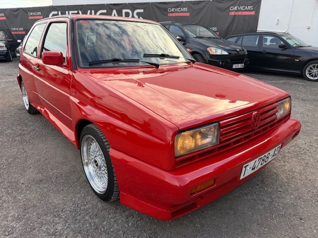 Volkswagen Golf G60 rojo, vista frontal lateral durante exposición en Rallye G60