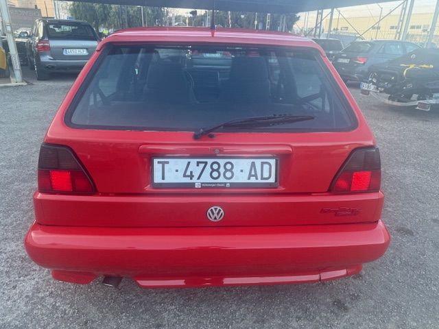 Vista trasera Volkswagen Golf G60 rojo con matrícula T-4788-AD