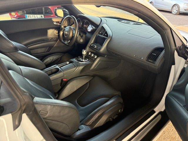 Asientos y salpicadero del Audi R8 V10 vistos desde la puerta del copiloto