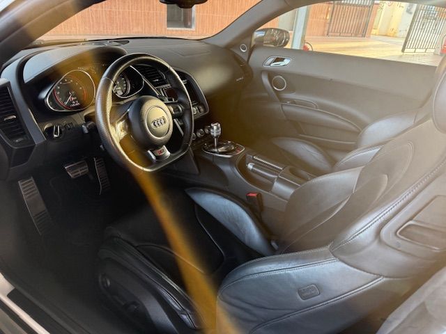 Cabina y volante del Audi R8 V10 vistos desde el lado del conductor