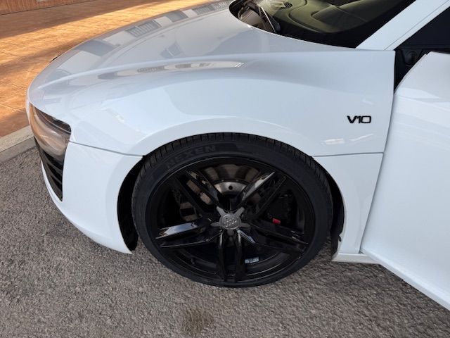 Llanta deportiva y freno de disco del Audi R8 V10 blanco