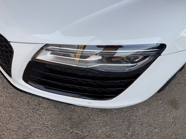 Detalle del faro LED delantero del Audi R8 V10 blanco