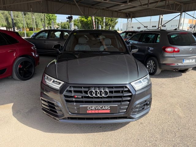 Vista frontal del Audi SQ5 gris en Chevicars