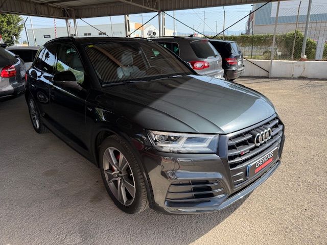 Vista frontal lateral derecho del Audi SQ5 gris en Chevicars