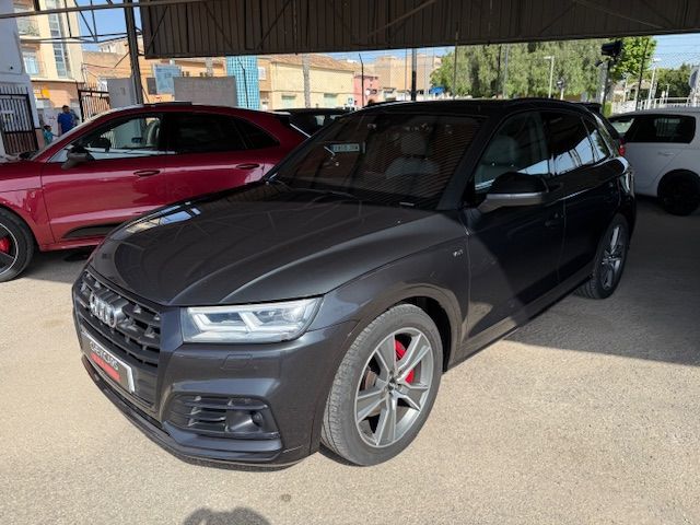Vista frontal lateral izquierdo del Audi SQ5 gris en Chevicars