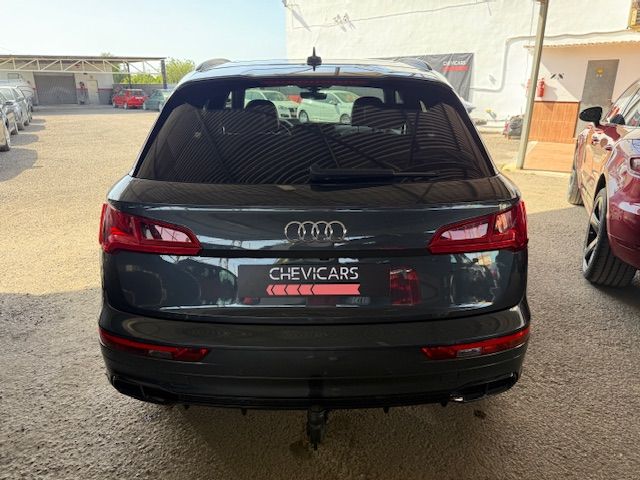 Vista trasera del Audi SQ5 gris en Chevicars