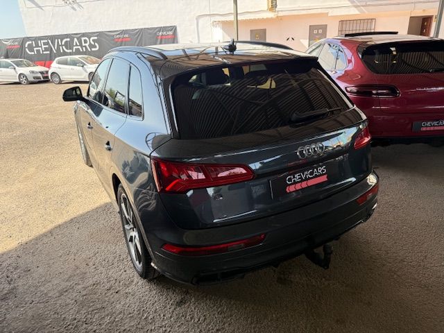 Vista trasera lateral derecho del Audi SQ5 gris en Chevicars