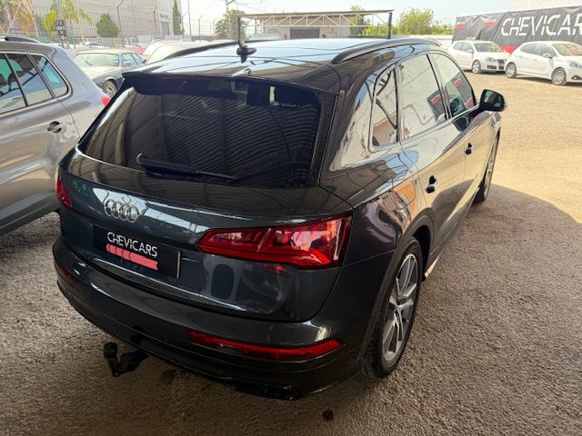 Vista trasera lateral izquierdo del Audi SQ5 gris en Chevicars