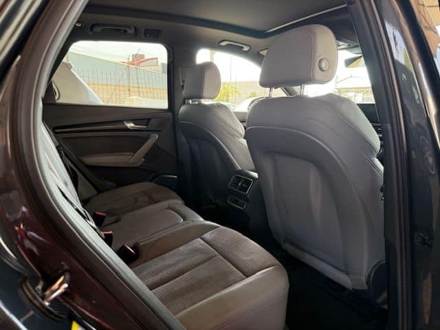 Vista interior de los asientos traseros del Audi SQ5