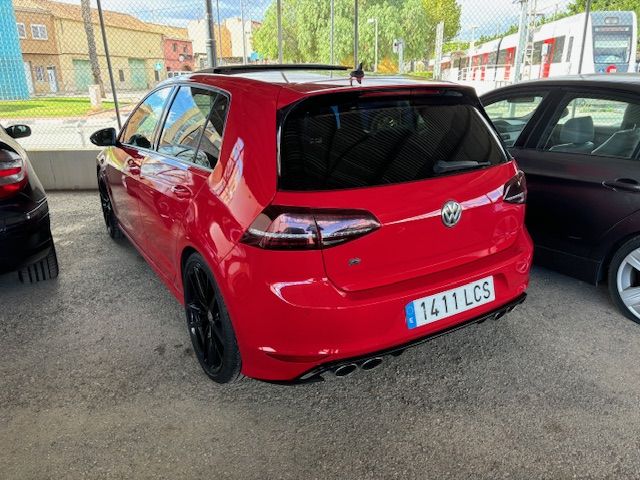 Vista trasera lateral del Volkswagen Golf R rojo en Chevicars