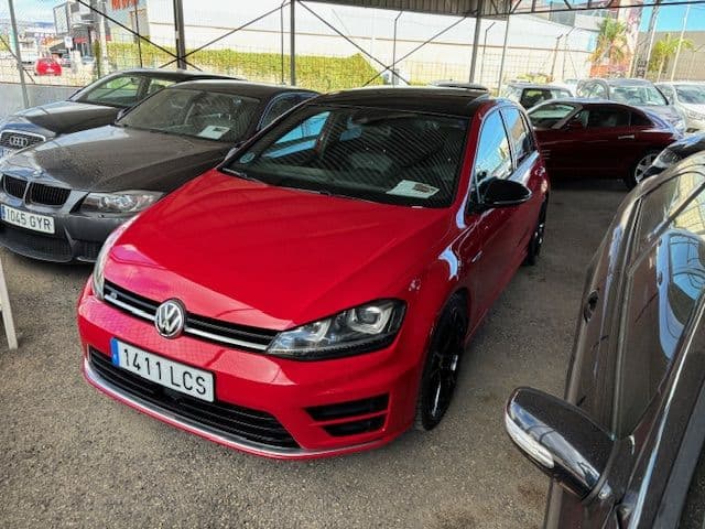 Vista frontal lateral del Volkswagen Golf R rojo en Chevicars