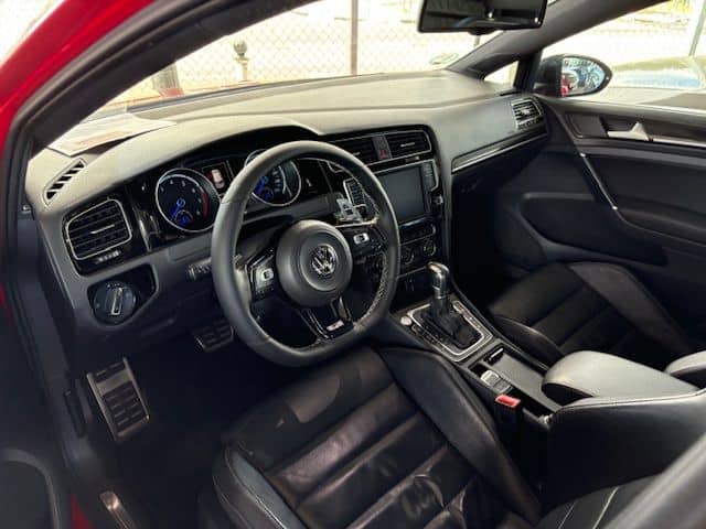 Interior del Volkswagen Golf R visto desde la puerta del conductor