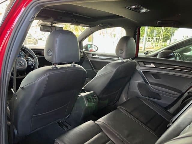 Vista de los asientos traseros del Volkswagen Golf R