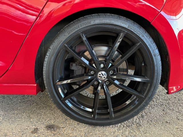 Detalle de la llanta y freno del Volkswagen Golf R
