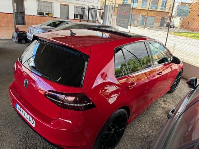 Vista frontal del Volkswagen Golf R rojo en Chevicars