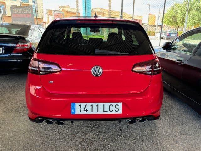 Vista superior frontal del Volkswagen Golf R rojo en Chevicars