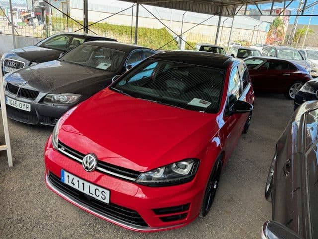 Vista trasera del Volkswagen Golf R rojo en Chevicars