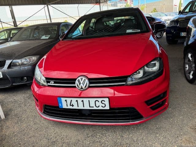 Vista lateral trasera del Volkswagen Golf R rojo en Chevicars