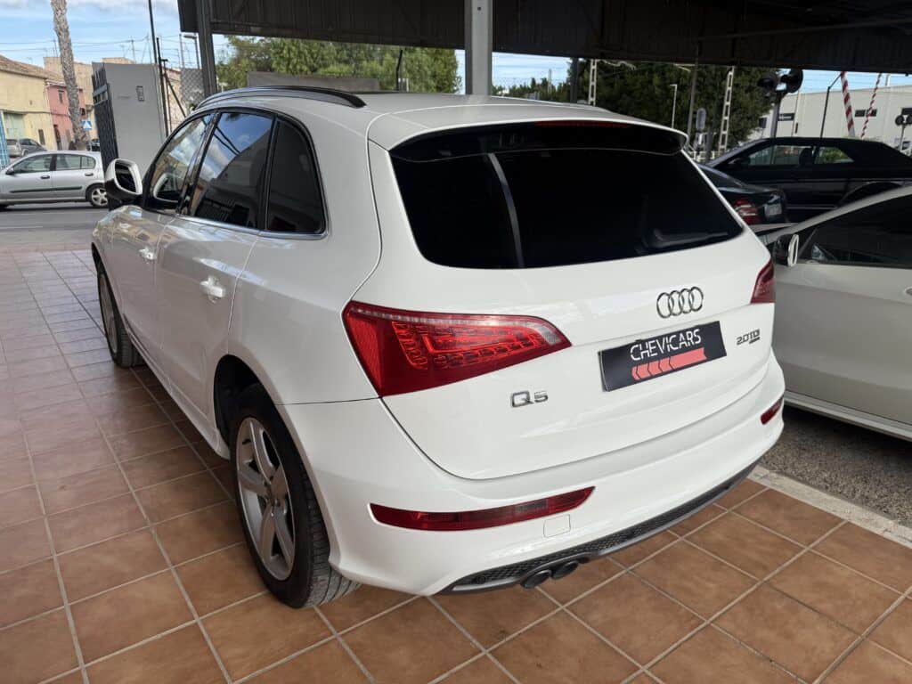 Audi Q5 segunda mano blanco desde ángulo trasero derecho