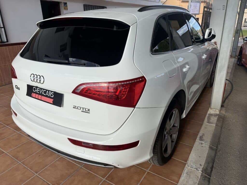Audi Q5 blanco segunda mano visto desde el lateral trasero izquierdo