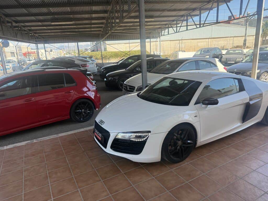 Audi R8 blanco de ocasión disponible en concesionario Chevicars