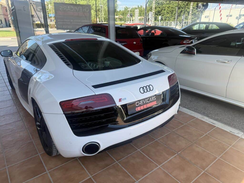 Vista trasera del Audi R8 blanco con matrícula Chevicars