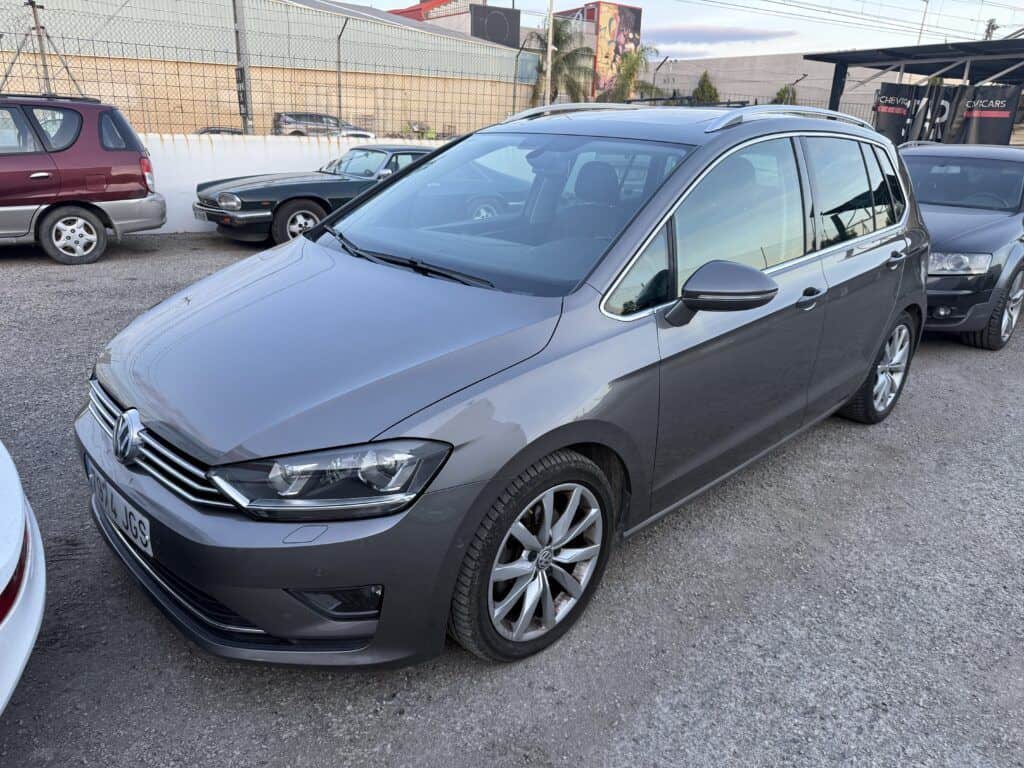 Volkswagen Golf Sportsvan 2017 gris monovolumen segunda mano en Chevicars