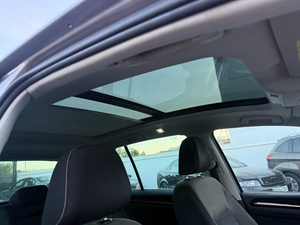 Techo panorámico Volkswagen Golf Sportsvan 2017 en excelente estado interior..
