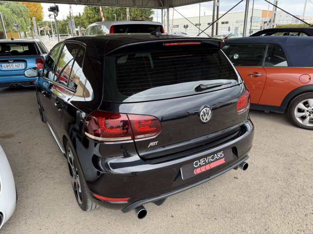 Vista trasera izquierda tres cuartos del Golf GTI