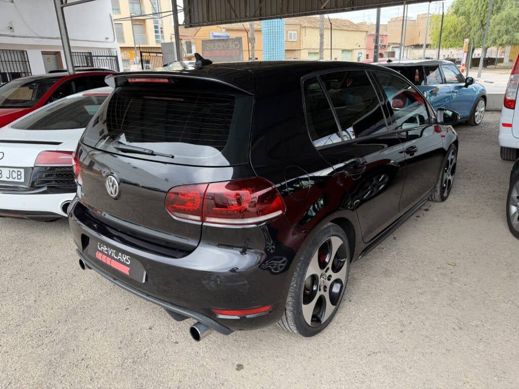 Vista trasera tres cuartos del Golf GTI