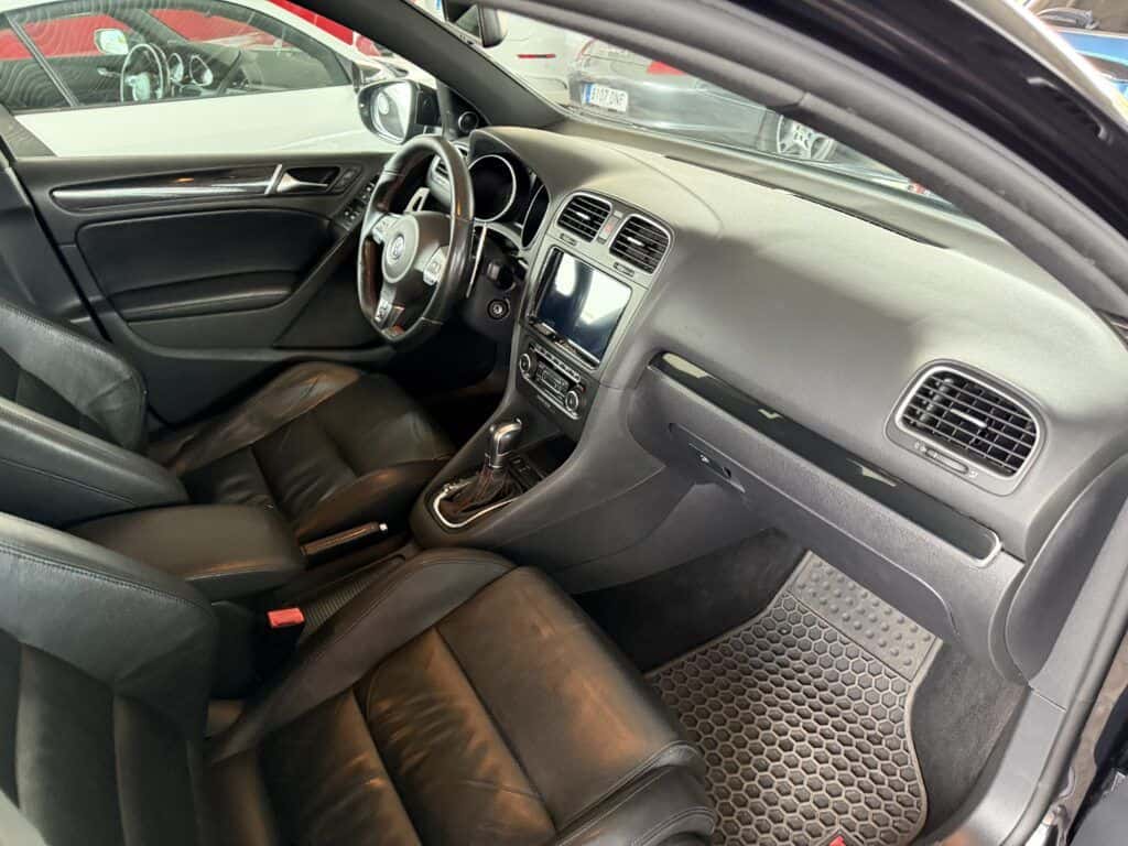 Volkswagen Golf GTI segunda mano interior deportivo