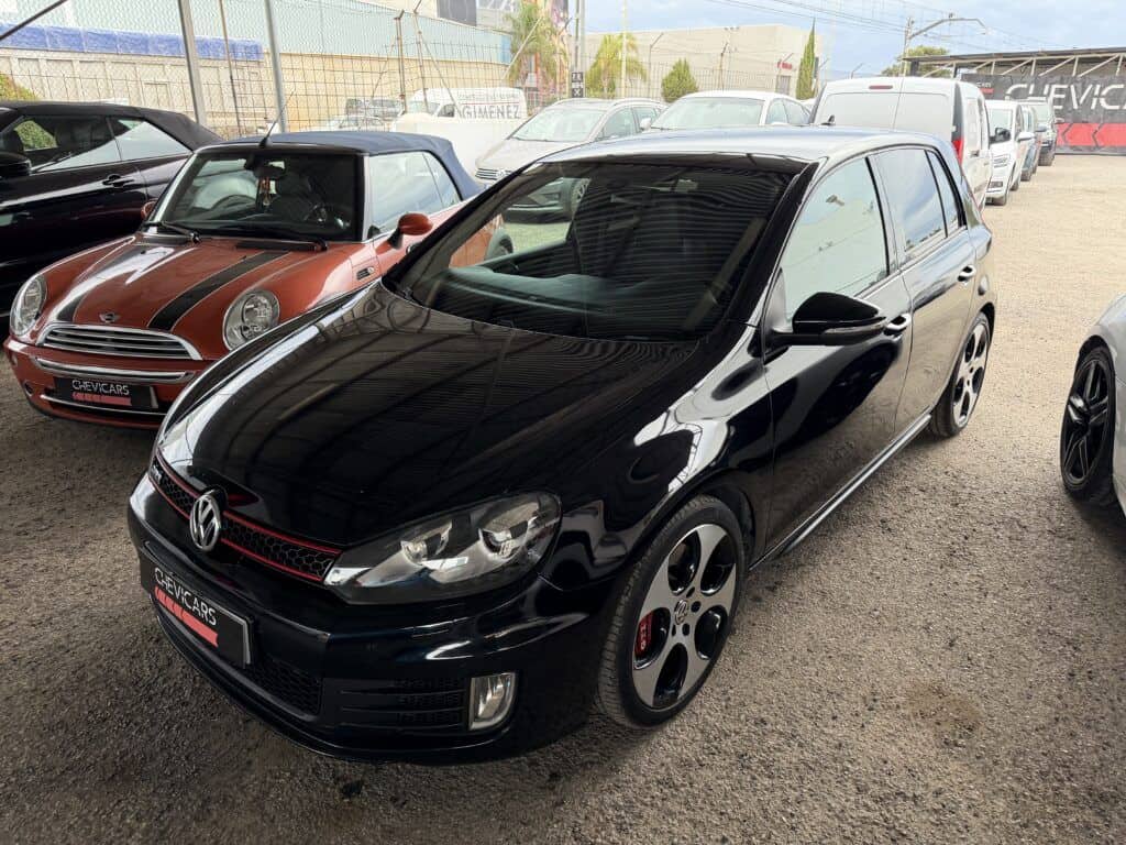 Vista lateral del Volkswagen Golf GTI negro