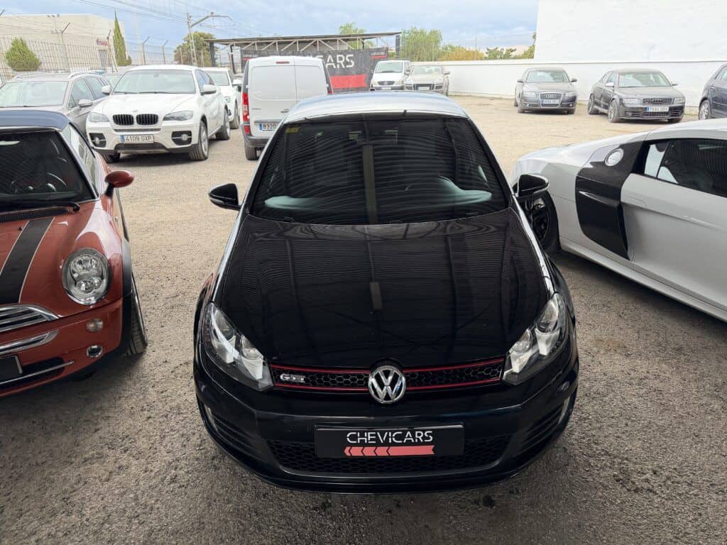 Vista frontal en ángulo del Volkswagen Golf GTI negro