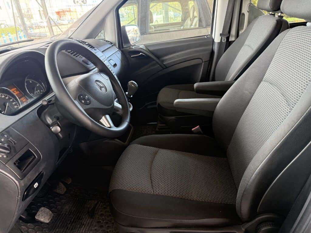 Interior delantero Mercedes Vito segunda mano con asientos y volante