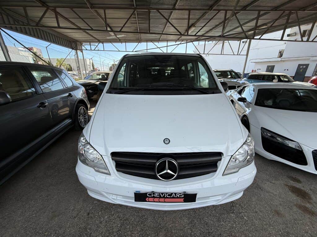 Frontal Mercedes Vito segunda mano con logotipo Mercedes Benz
