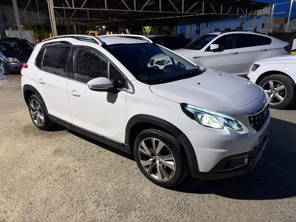 Peugeot 2008 vista lateral izquierda