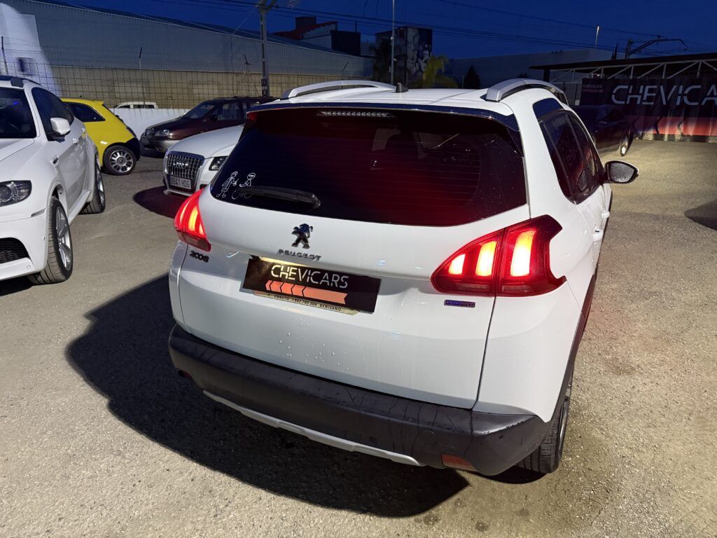 Peugeot 2008 vista trasera con pilotos encendidos