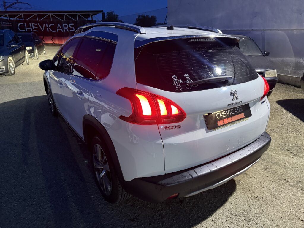 Peugeot 2008 trasera izquierda