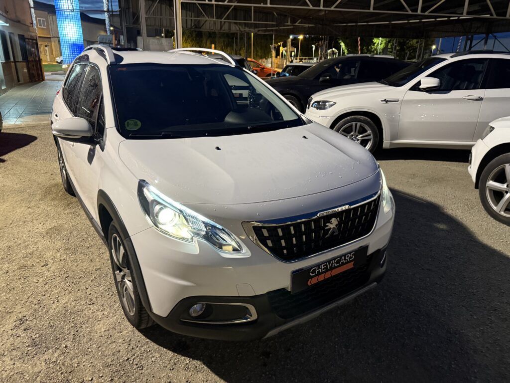 Peugeot 2008 frontal izquierdo con faros encendidos