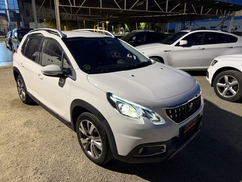 Peugeot 2008 vista tres cuartos delantera