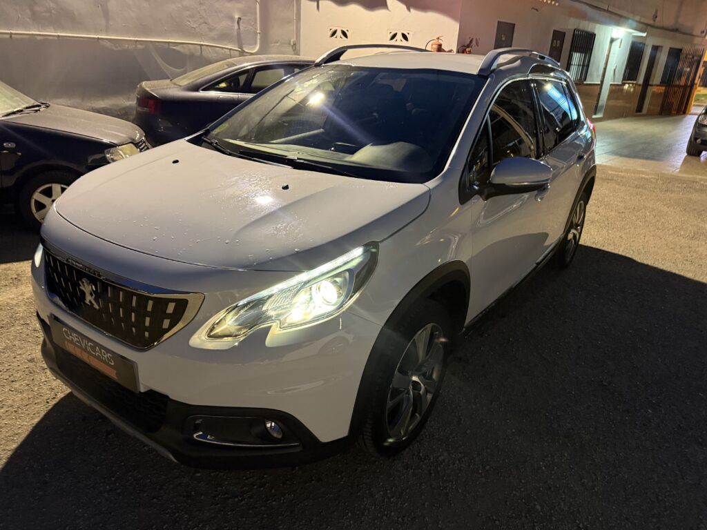 Peugeot 2008 segunda mano Chevicars vista frontal lateral con faros encendidos