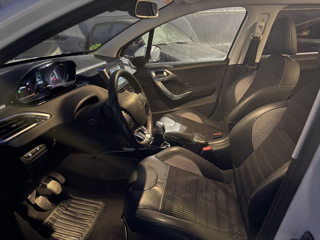 Interior Peugeot 2008 puesto de conducción