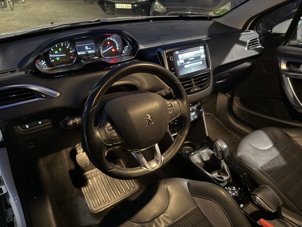 Salpicadero Peugeot 2008 con pantalla multimedia