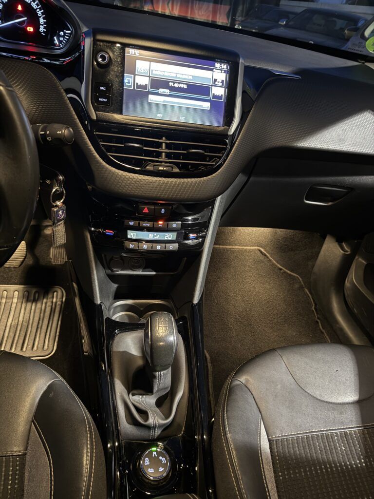 Consola central Peugeot 2008 cambio manual