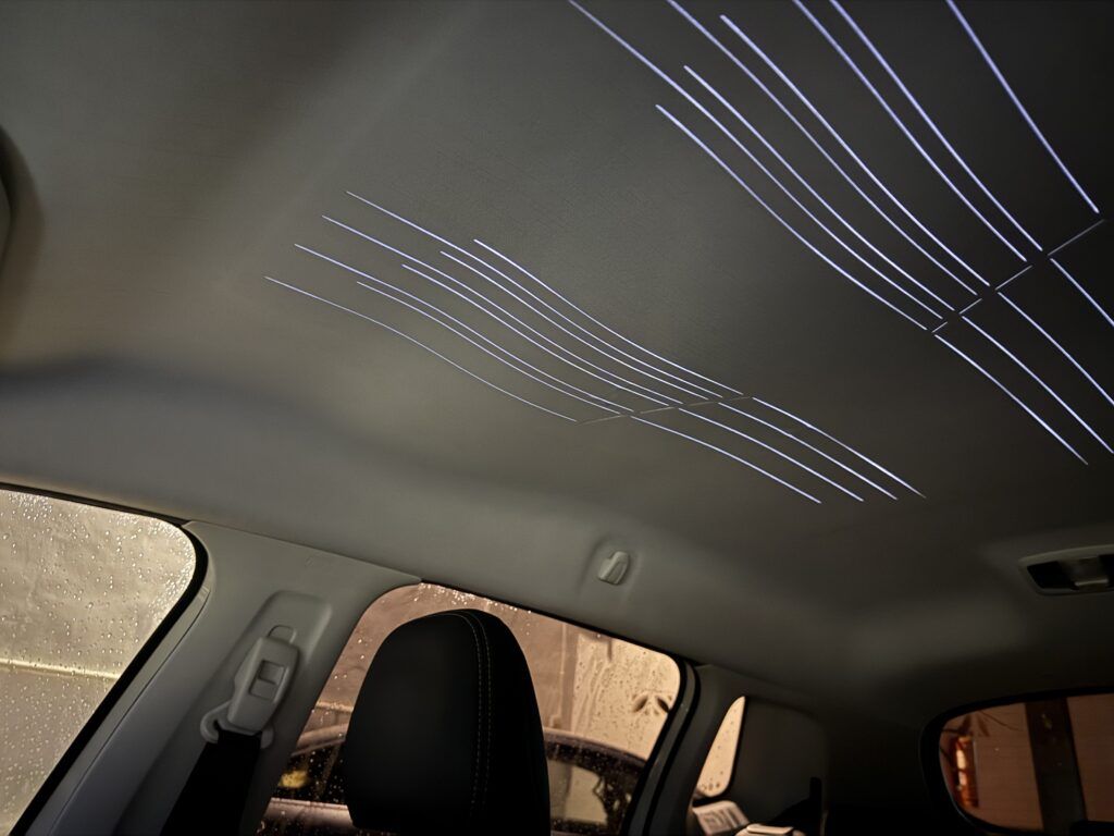 Techo interior Peugeot 2008 segunda mano Chevicars con tapicería clara y detalles visibles