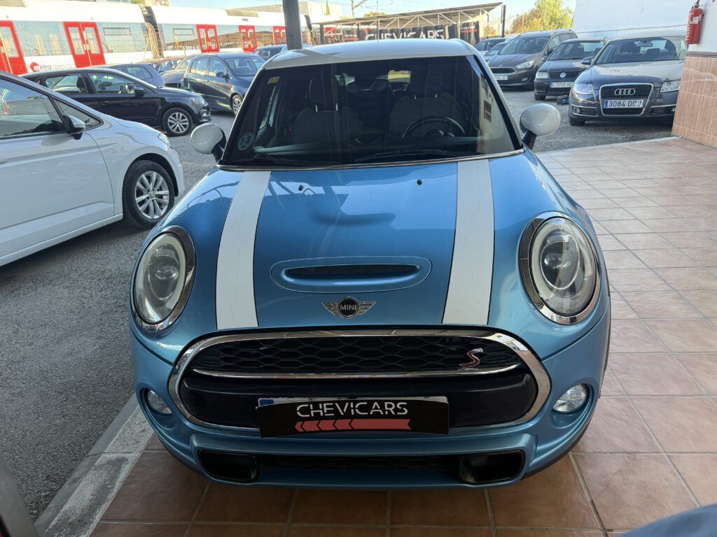 Mini Cooper S azul frontal con franjas blancas
