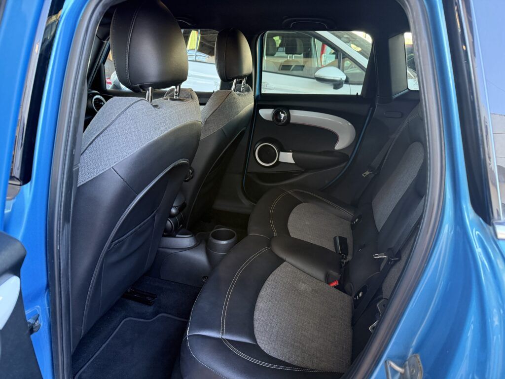 Mini Cooper S azul vista trasera lateral derecha
