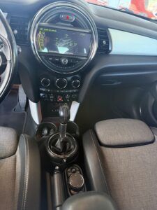 Salpicadero Mini Cooper S pantalla central y cambio manual