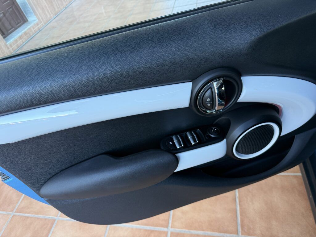 Panel interior de puerta Mini Cooper S con acabados en negro y blanco